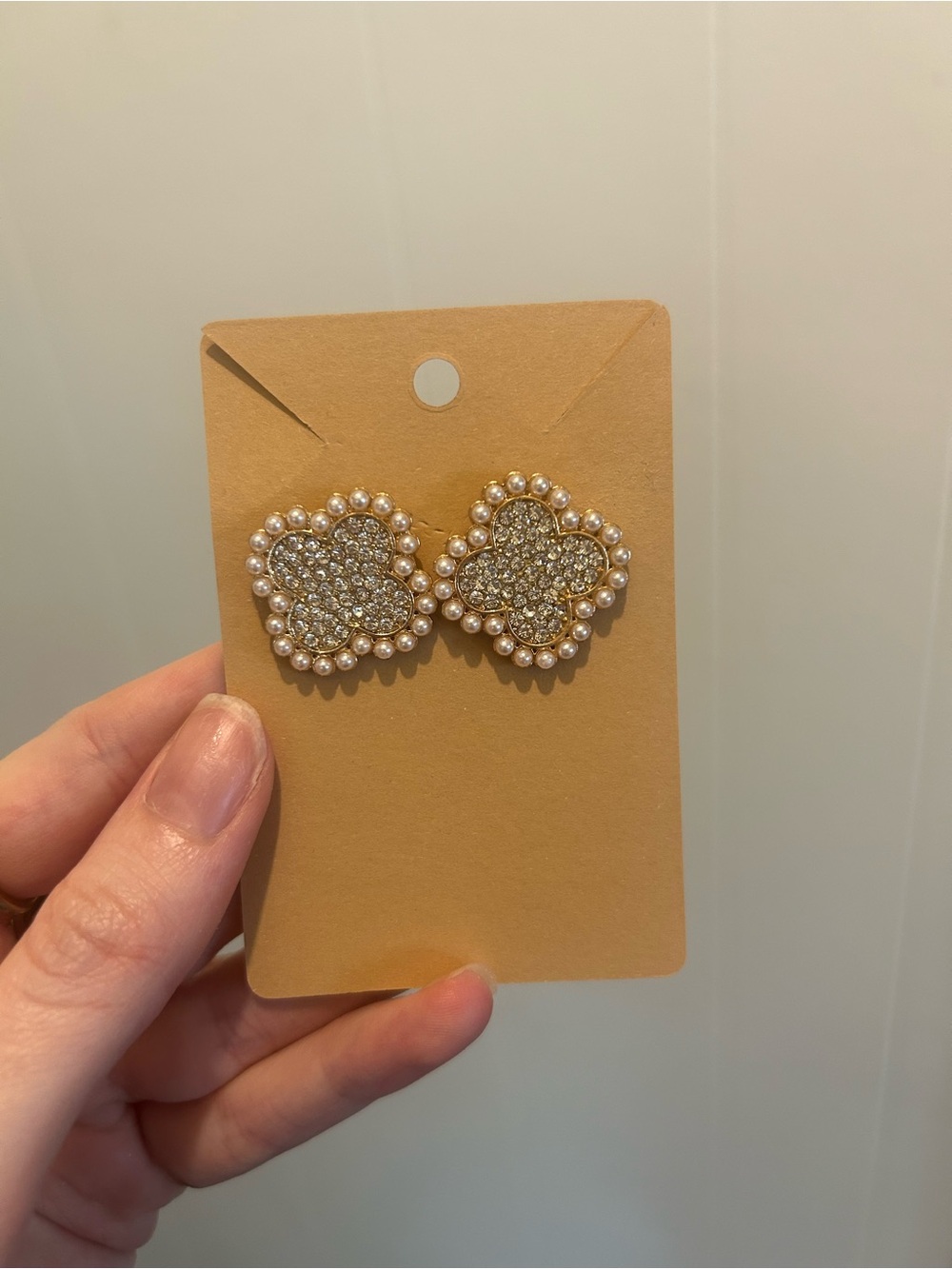 Sparkly clover and pearl stud earrings - Picture 2 of 3